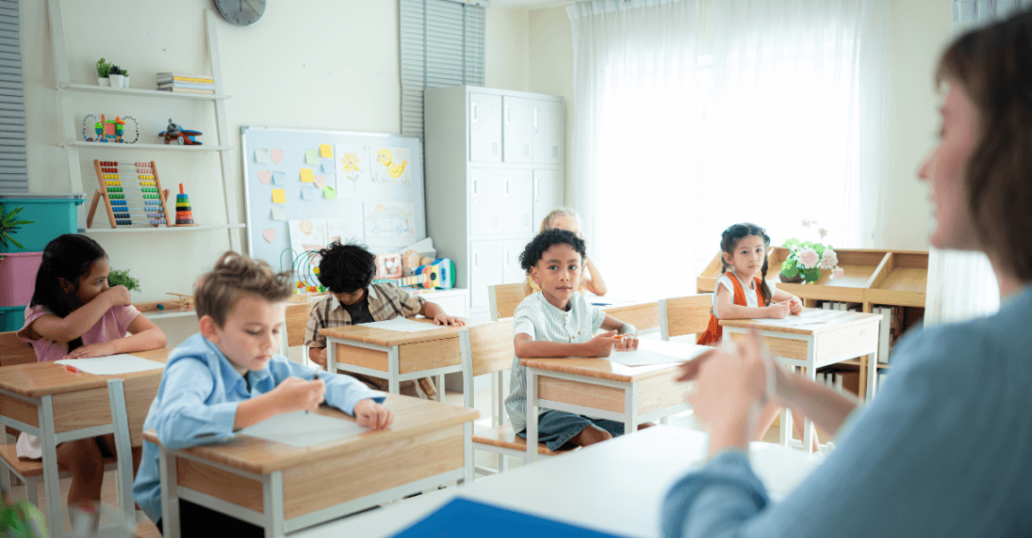 Kinderen oefenen in de klas met spelling en werkwoordspelling, zoals word ik of wordt ik.