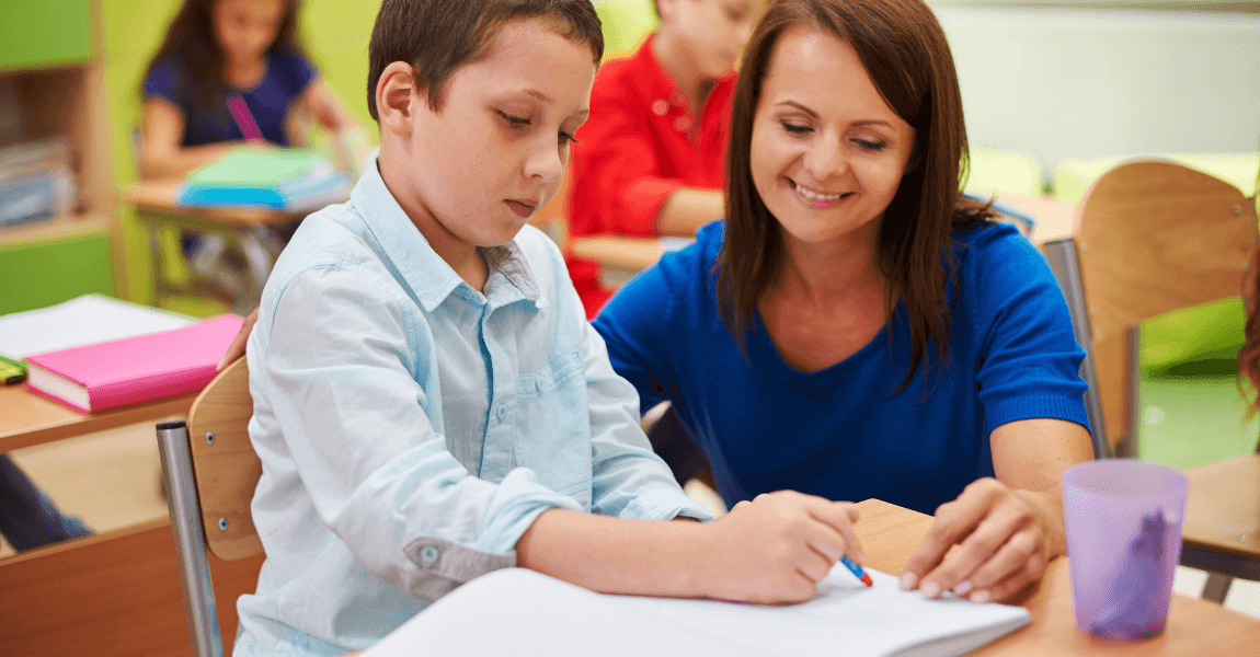 Kind oefent rekenen met begeleiding als voorbeeld van dyscalculie hulpmiddelen thuis voor basisschoolkinderen.