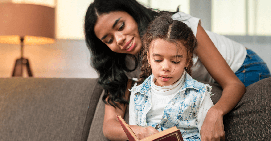 Ouder helpt kind thuis met lezen en gezegdes oefenen voor taal en begrijpend lezen.