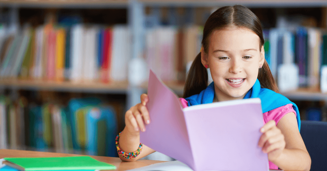Meisje leest een tekst om hoofdzaken en bijzaken te vinden bij begrijpend lezen op de basisschool.