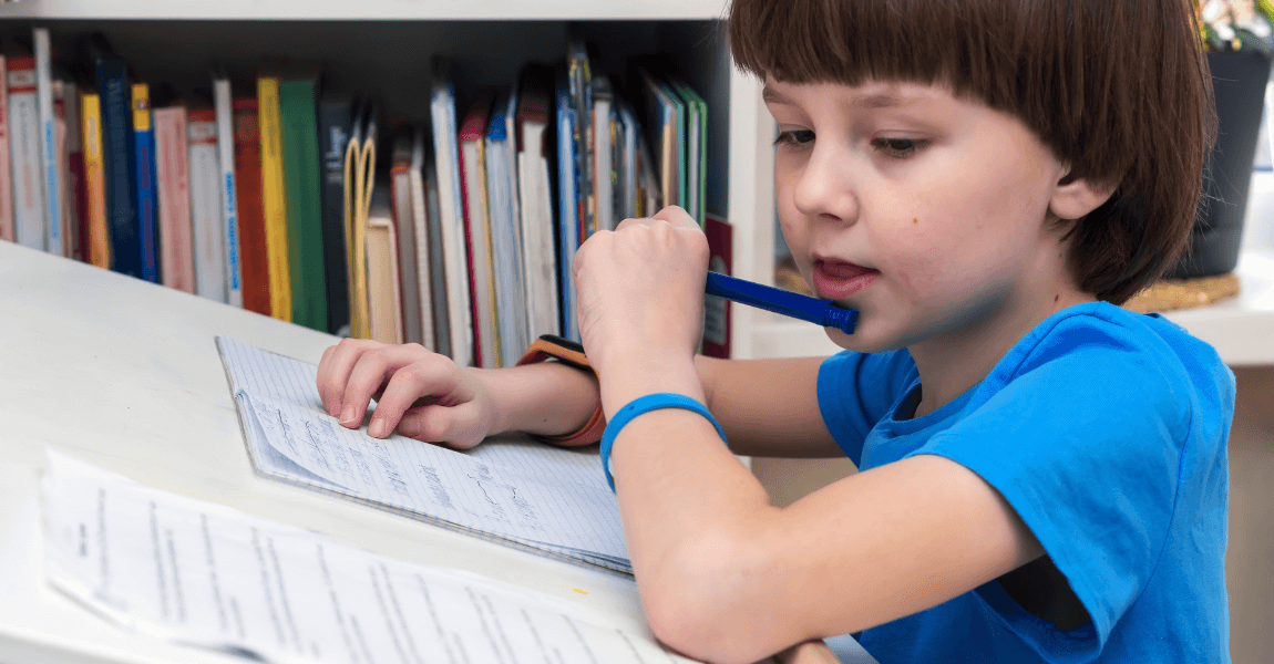 Kind oefent thuis met leestekens in de directe rede en taalopdrachten voor de basisschool.