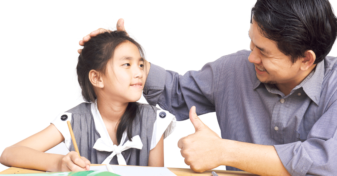 Kind oefent rekensommen thuis met hulp van een ouder voor meer vertrouwen in rekenen op de basisschool