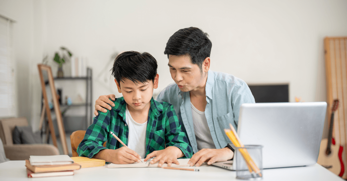 Kind oefent schrijven met de hand naast een laptop terwijl ouder helpt, passend bij schrijven met de hand vs typen op de basisschool.