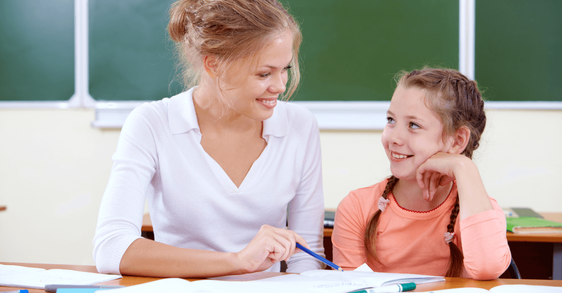 Kind oefent spelling met de tussen s onder begeleiding van een leerkracht of ouder in de klas.