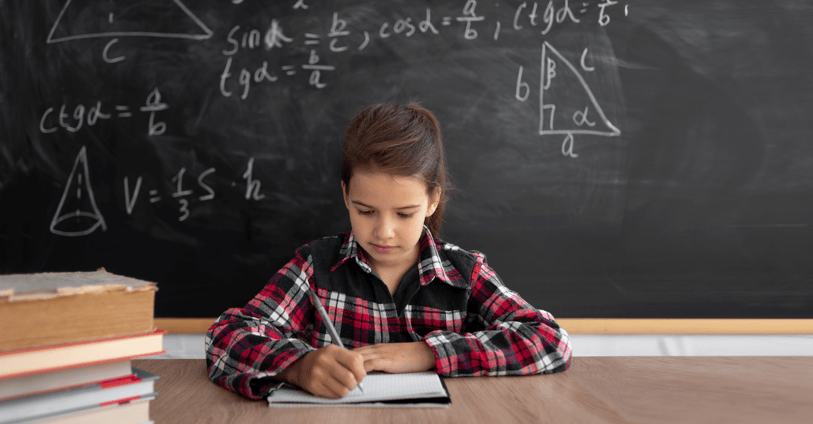 Kind oefent met rekenen en ruimtelijk inzicht bij een schoolbord, passend bij uittouwsels van kubussen oefenen.