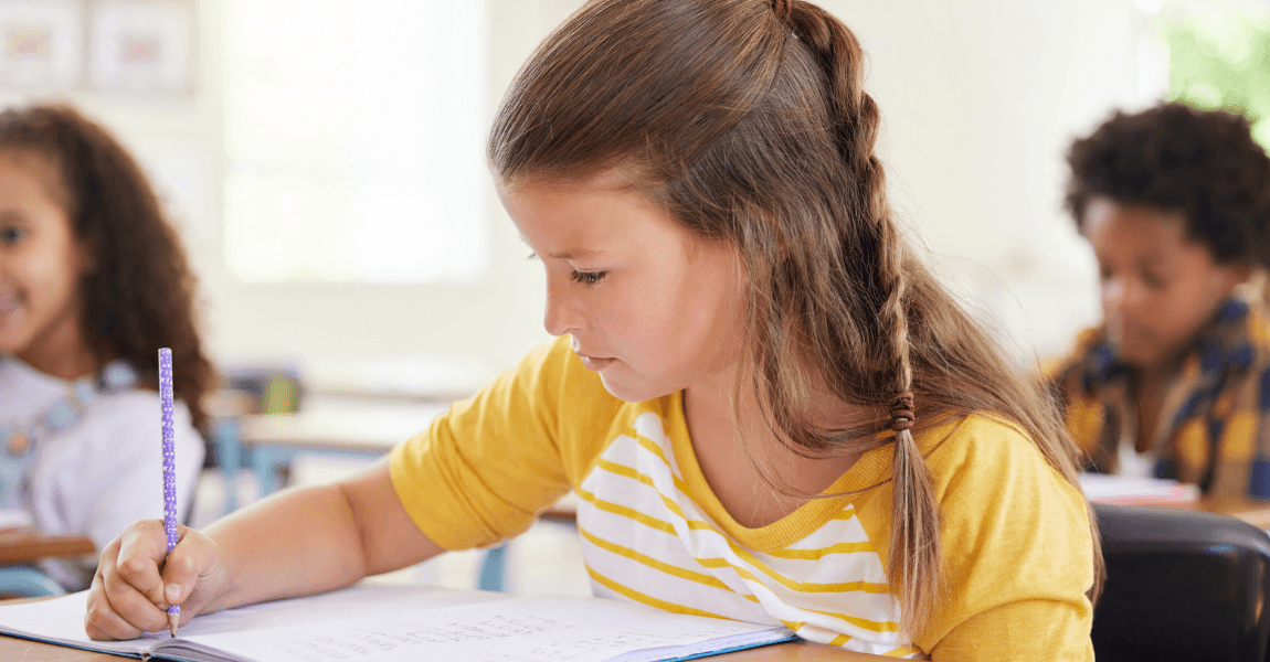 Basisschoolkind oefent met taal en voegwoorden in de klas.