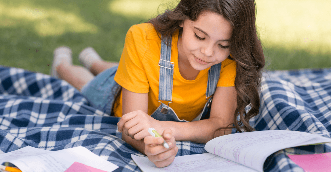 Kind oefent buiten met rekenen en oppervlakte voor de basisschool.
