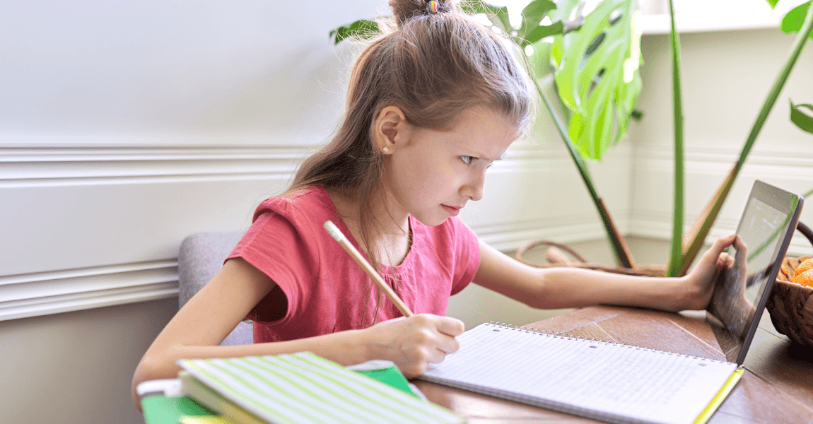 Kind oefent thuis met werkwoorden vervoegen voor taal en spelling op de basisschool