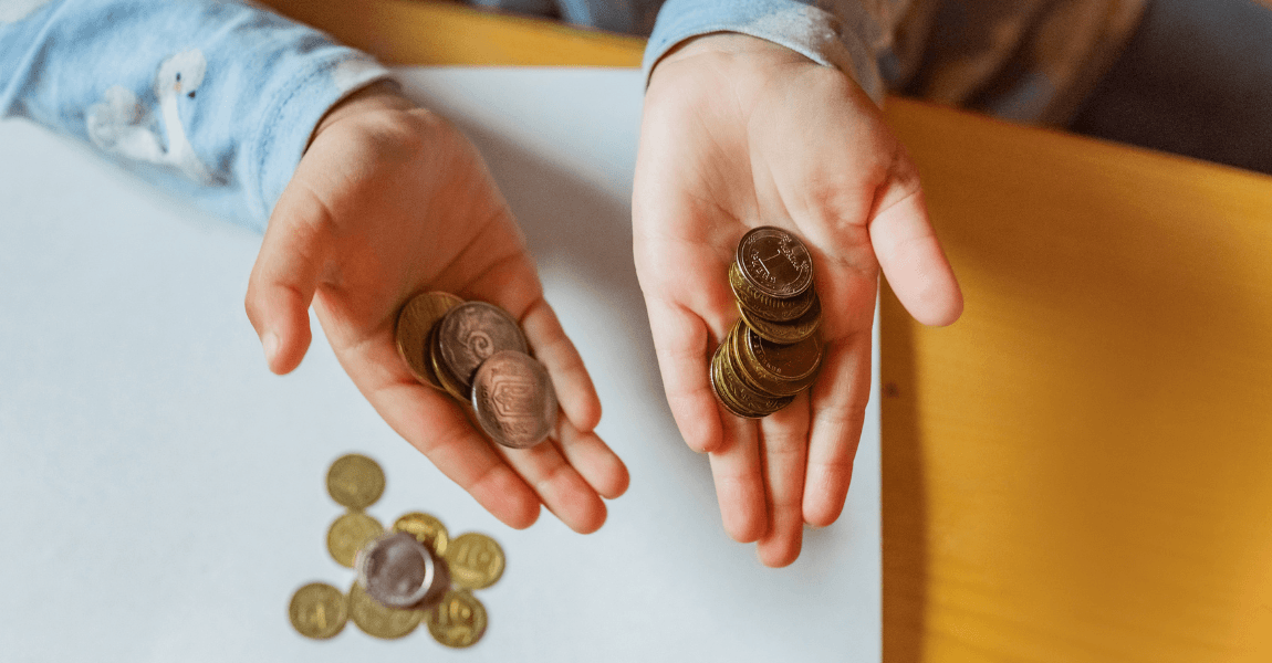 Kind oefent met munten en leert wisselgeld berekenen tijdens het rekenen met geld.