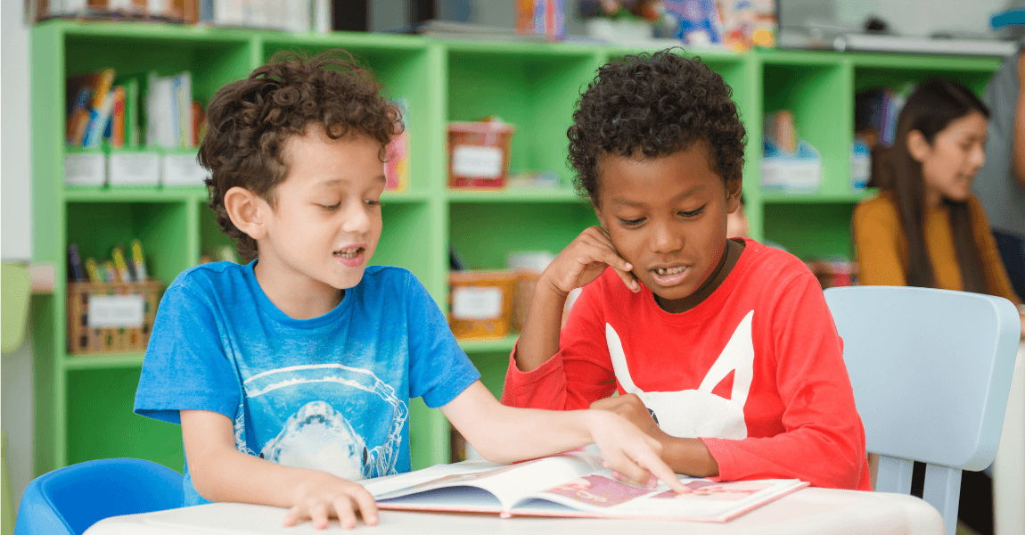 Twee kinderen oefenen samen met woorden en zinnen voor een dictee in groep 3.