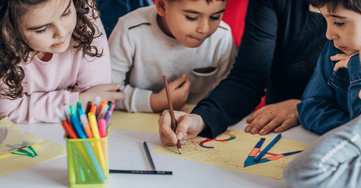 Kind in groep 3 oefent met lezen en schrijven als voorbereiding op het leren van schrijfletters