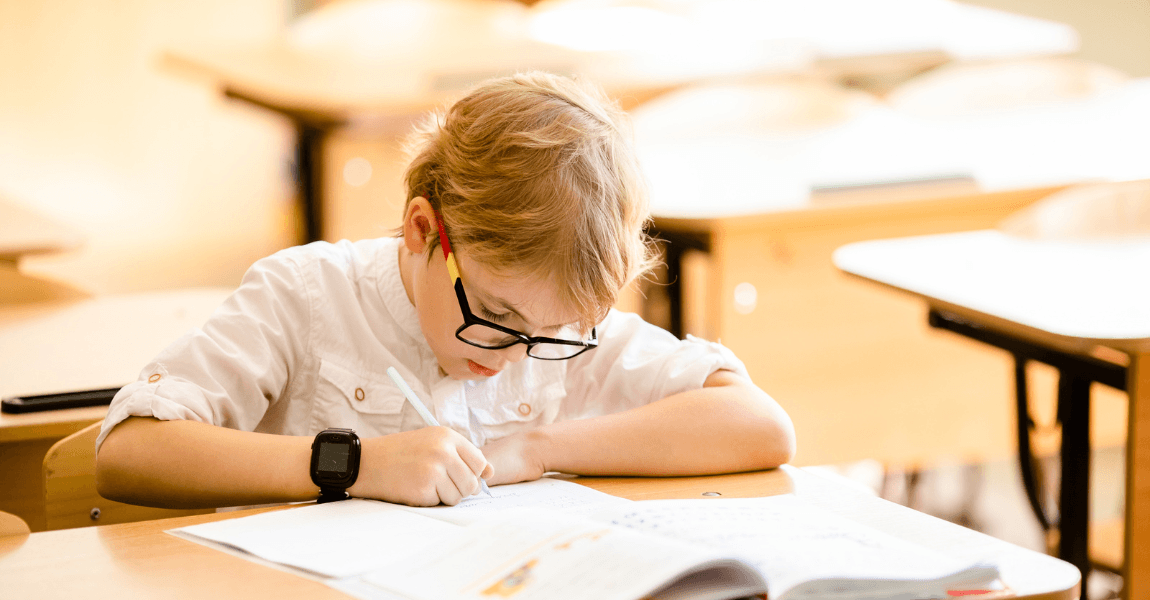 Kind oefent de rekenregels en volgorde van bewerkingen met rekensommen op school