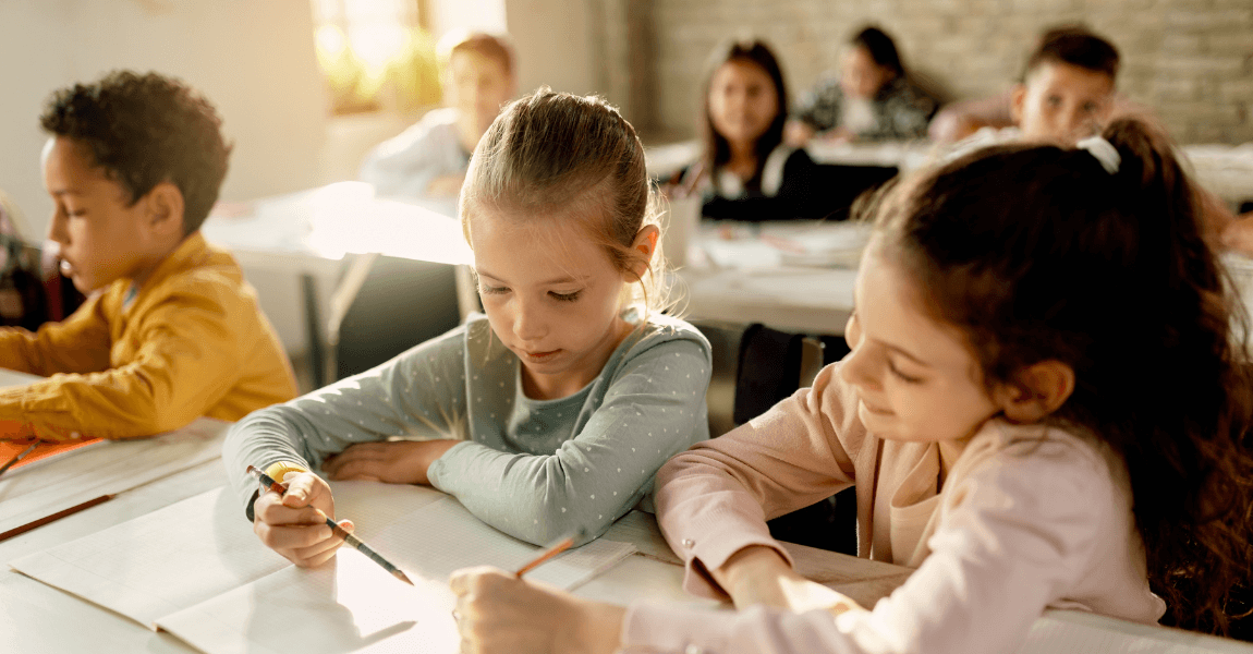 Basisschoolkinderen oefenen in de klas voor een tafeldiploma en tafeltoets