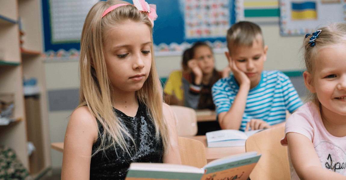 Kinderen in groep 4 oefenen hun woordenschat door samen te lezen in de klas.