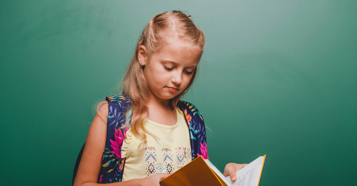 Meisje uit groep 5 leest een boek om haar woordenschat te oefenen en uit te breiden