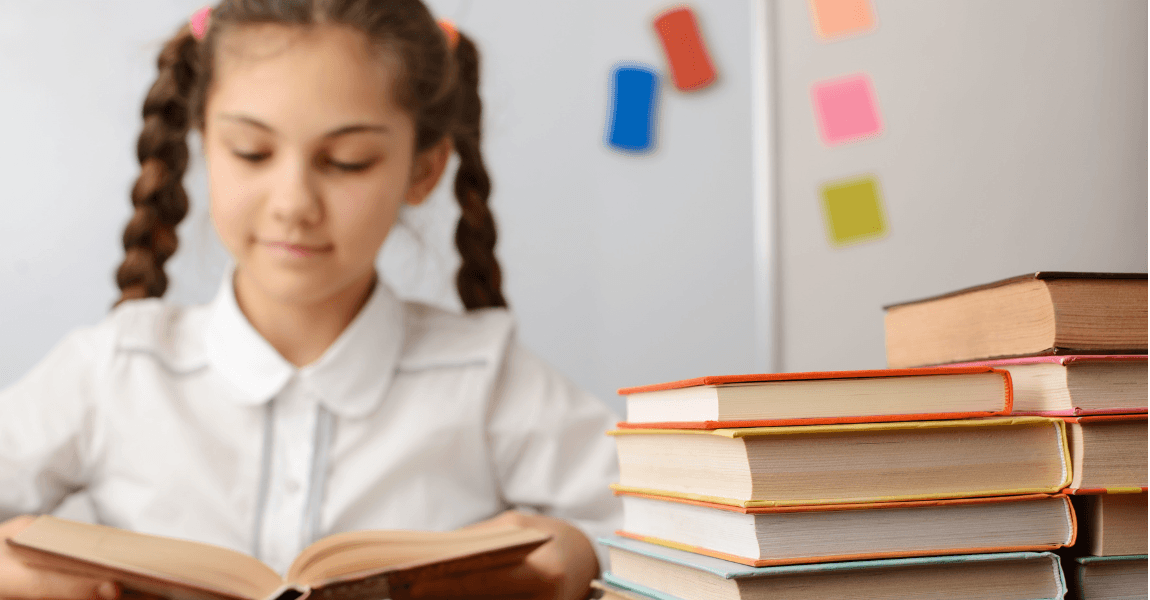 Meisje uit groep 6 leest een boek om haar woordenschat te vergroten